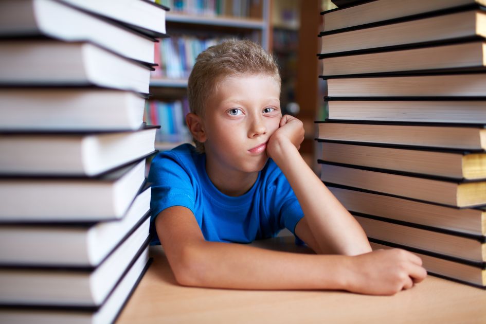 5 tipp, hogyan vegyük rá kiskamaszunkat, hogy inkább olvasson, mint  kütyüzzön